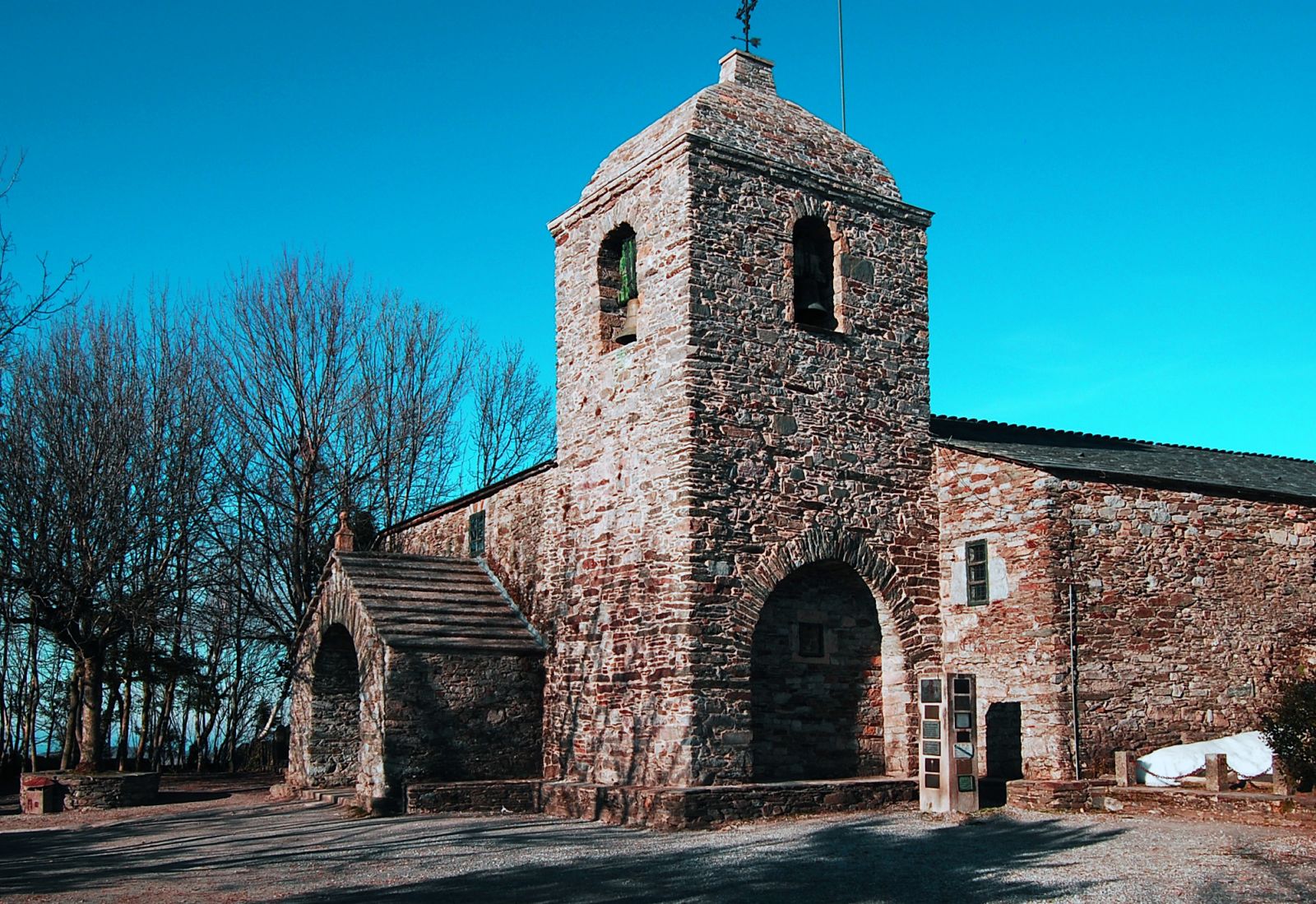 A nueve días a pie de Compostela, siguiendo el Camino, se encuentra la pequeña aldea de Cebreiro. Su principal tesoro es una iglesia de inconfundible estilo románico ibérico