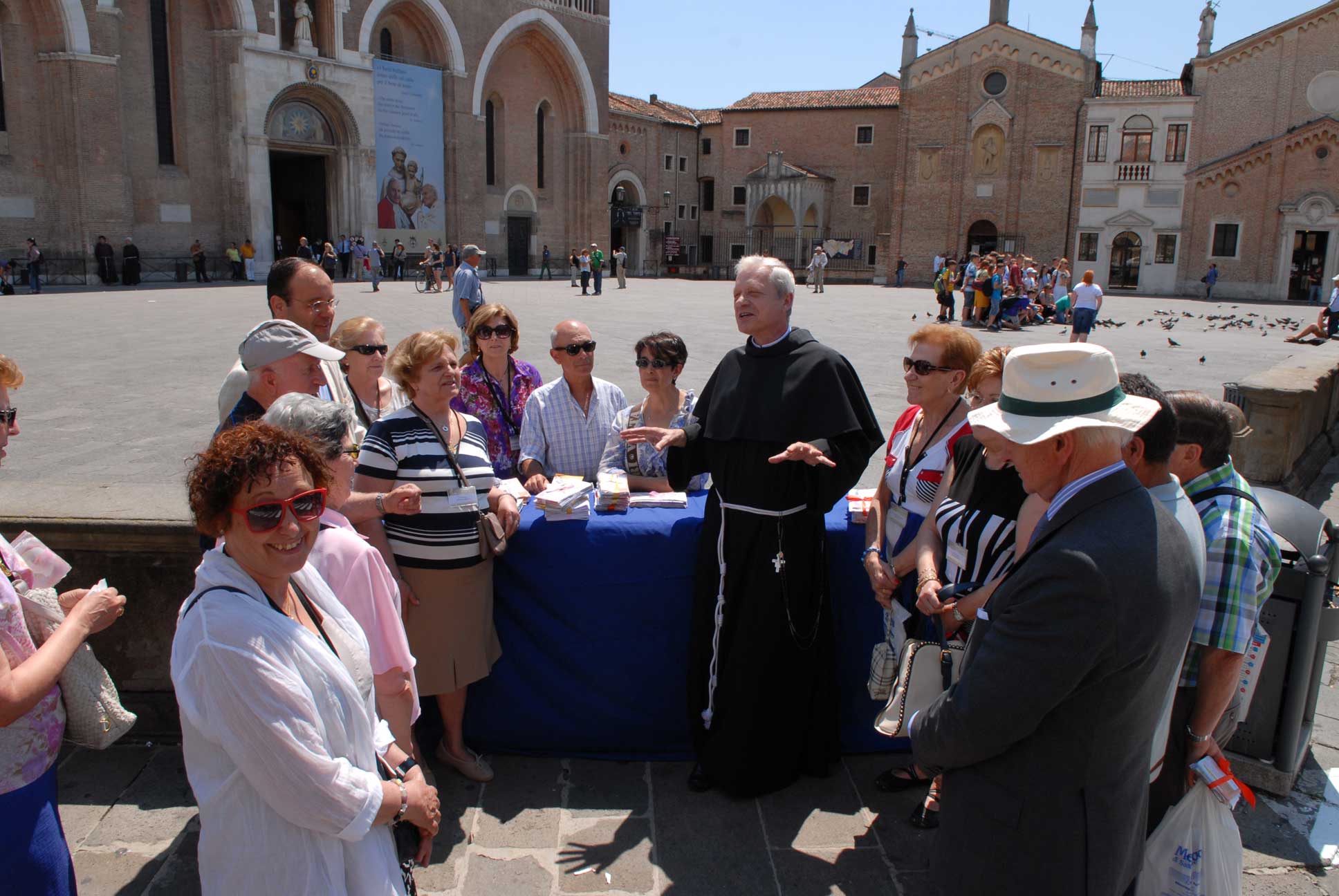 peregrinos-ante-la-basilica-san-antonio-con-p-silvestro-20140617