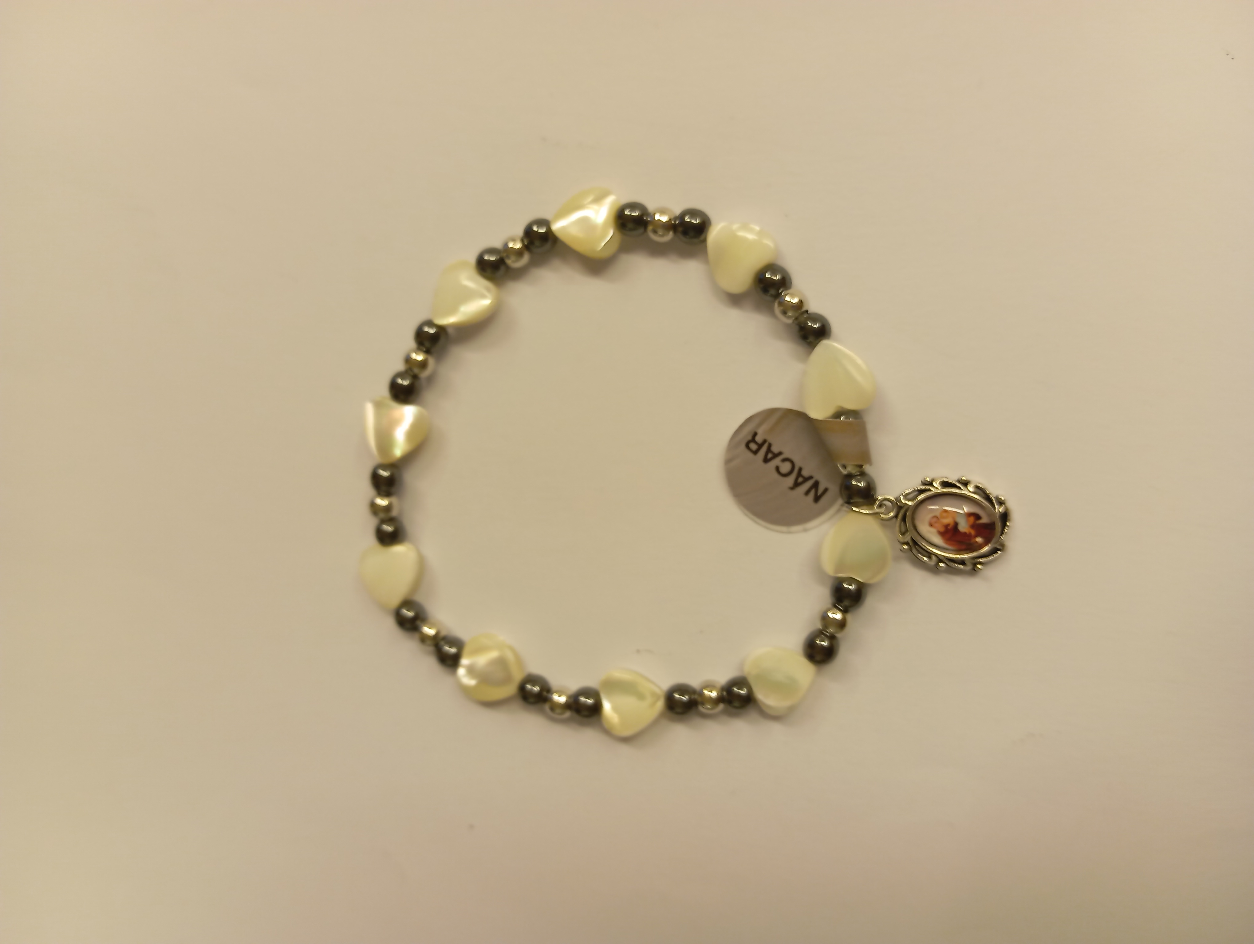 Pulsera de hematite con corazones de nacar