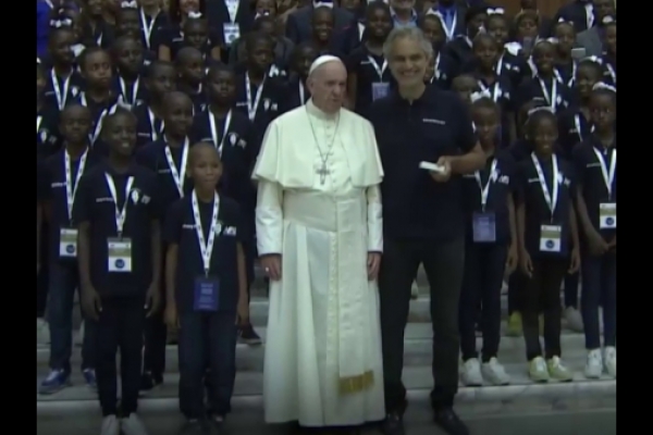 Andréa Bocelli emociona al Papa Francisco cantando el Ave María