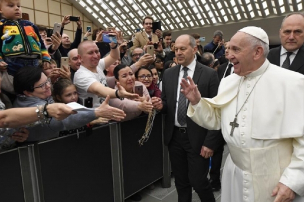 Catequesis del Papa - Salvemos a los naufragos del frío de la indiferencia