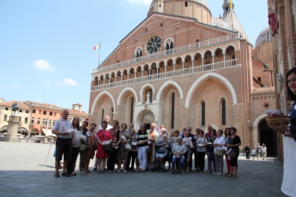 Peregrinos ante la Basílica de San Antonio de Padua, Italia