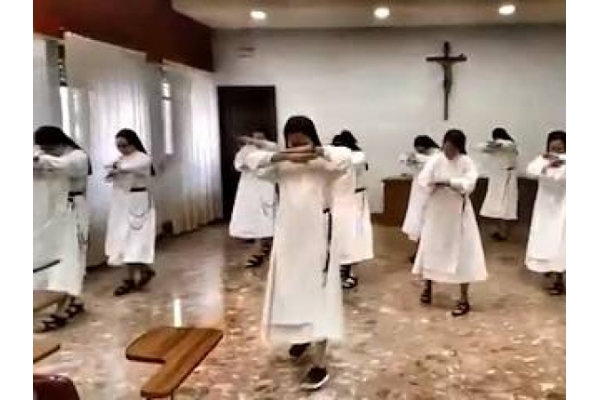 Coronavirus: Dominicas de Valladolid bailan el «Resistiré» Coronavirus: Dominicas de Valladolid bailan el «Resistiré»