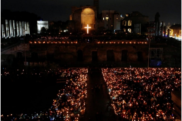 El Papa Francisco preside el Via Crucis en el Coliseo de Roma