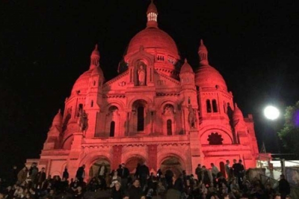 Basílica del Sagrado Corazón de París se tiñó de rojo en honor a los mártires cristianos