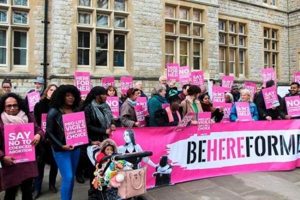 Tribunal Supremo de Inglaterra confirma prohibición de vigilias de oración fuera de clínicas abortistas