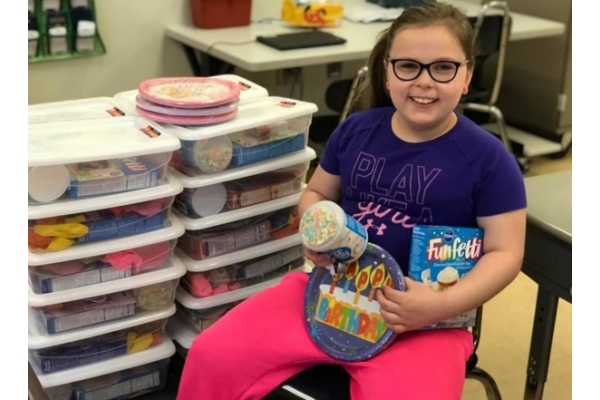 Bella Smith, de 9 años, crea cajas de cumpleaños para niños pobres