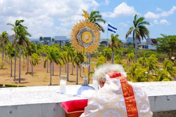 Desde cúpula de la Catedral, bendicen Nicaragua con el Santísimo Sacramento contra el coronavirus