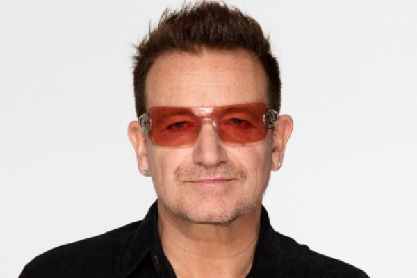 Bono U2 comulgando