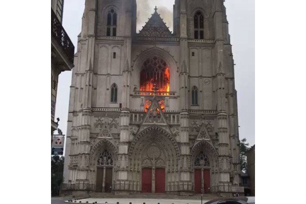 La Catedral de Nantes sufre un voraz incendio