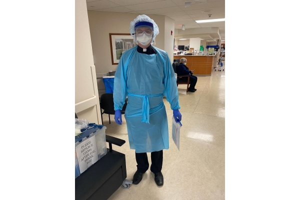 Sacerdotes llevan los Sacramentos a pacientes graves con coronavirus en Dallas, Estados Unidos.