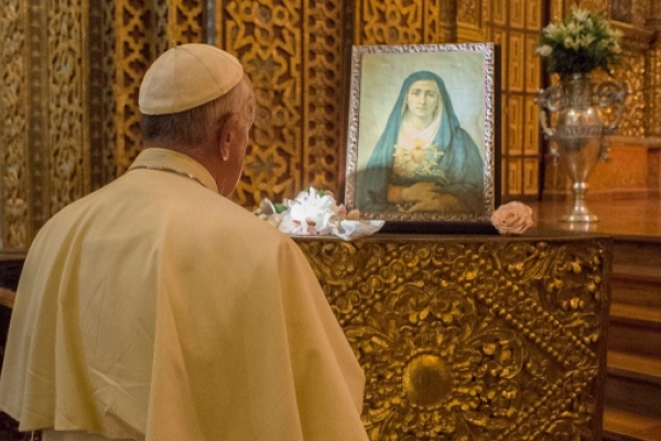 El Papa Francisco reza ante Nuestra Señora de los Dolores durante su visita a Ecuador de julio de 2015 