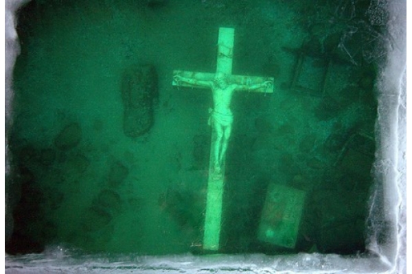 cruz subacuática del Lago Michigan Más de 1.200 personas se congregan para visitar la cruz subacuática del Lago Michigan