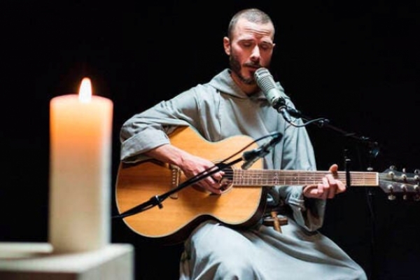 El hermano Isaías evangeliza a los más pobres de Estados Unidos y a los jóvenes con su música