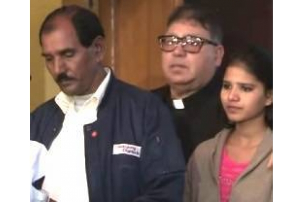 El marido la hija y un representante de la Iglesia El marido la hija y un representante de la Iglesia