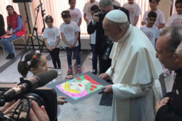 El Papa abrazó a los niños prófugos de Siria e Irak en Bulgaria: migrantes cruz de la humanidad