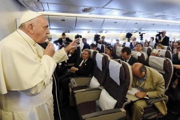 el_papa_francisco_con_periodistas.jpg el_papa_francisco_con_periodistas.jpg