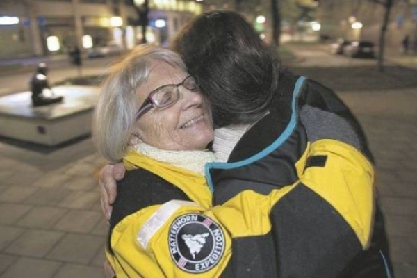 Elisa Lindquvist abraza a una mujer de la calle en Estocolmo
