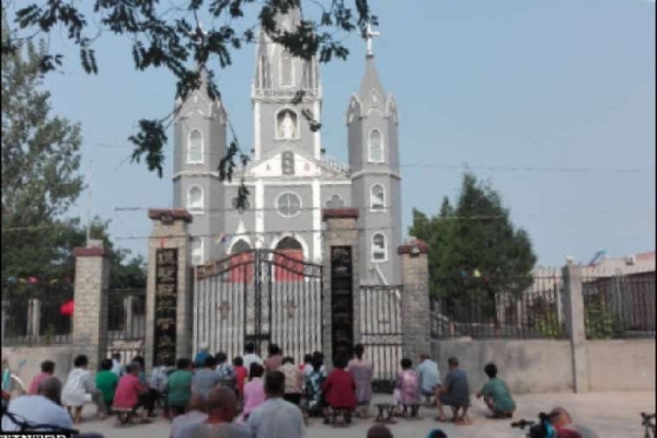 Católicos chinos rezan fuera de las iglesias cerradas por el Gobierno