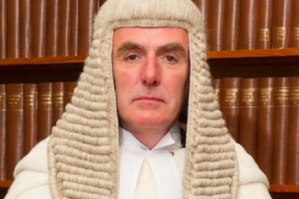 El juez británico, que ha sentenciado al niño Alfie Evans, pertenece al lobby LGTBI El juez británico, que ha sentenciado al niño Alfie Evans, pertenece al lobby LGTBI