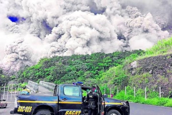 Un bebé sobrevive a la erupción del Volcán de fuego en Guatemala