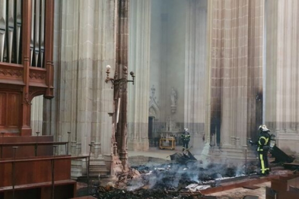 Obispos franceses emiten un comunicado tras el incendio en la catedral de Nantes