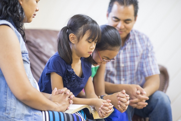 Muchas familias están volviendo a rezar el Rosario juntas
