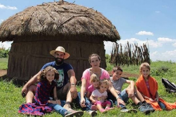 Juan Pablo y María dejaron su vida en España y con sus 5 hijos son familia en misión en Tanzania