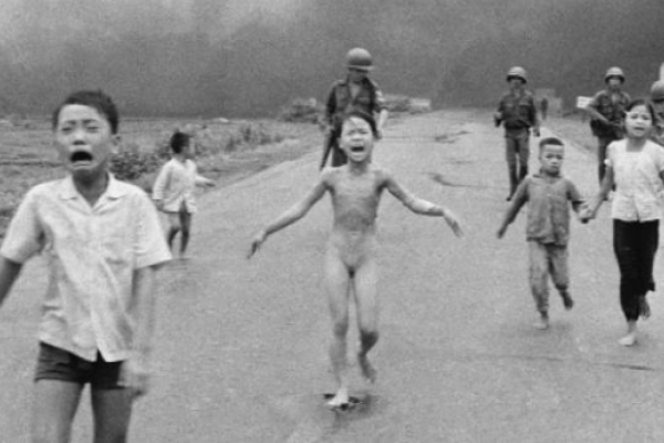 La «niña del Napalm», premiada por su vida entregada a la paz