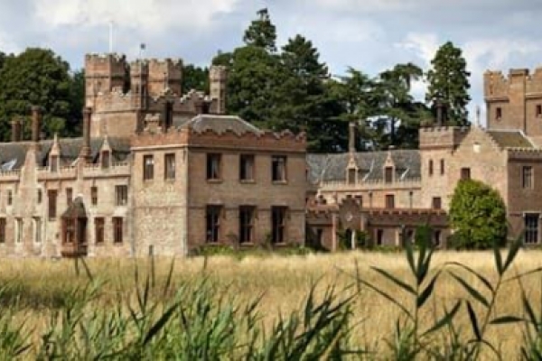 Las cosas que encontró un arqueólogo en confinamiento, en una mansión católica inglesa