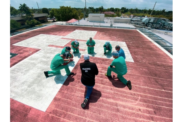 Médicos que rezan de rodillas antes de enfrentarse al Coronavirus