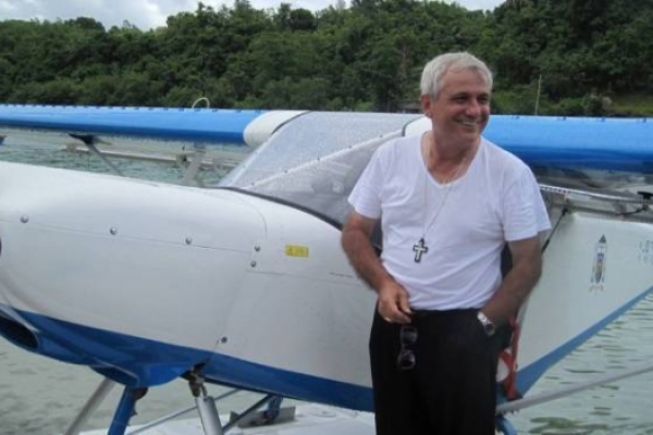 El obispo volador recorre más de 300 islas para llegar a sus 14.000 católicos