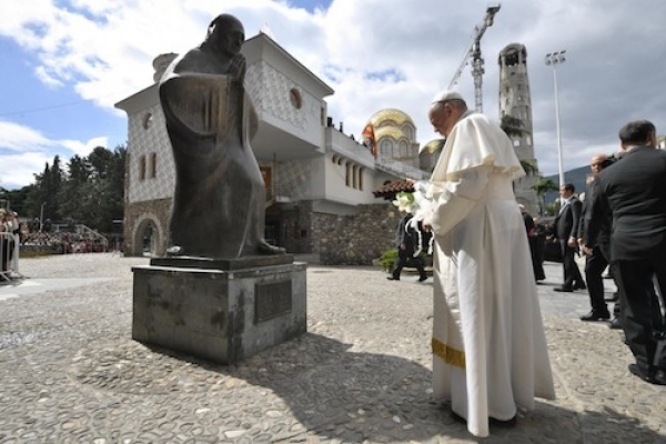 El Papa Francisco visita el memorial de la Madre Teresa en Skopje, Macedonia del Norte El Papa Francisco visita el memorial de la Madre Teresa en Skopje, Macedonia del Norte