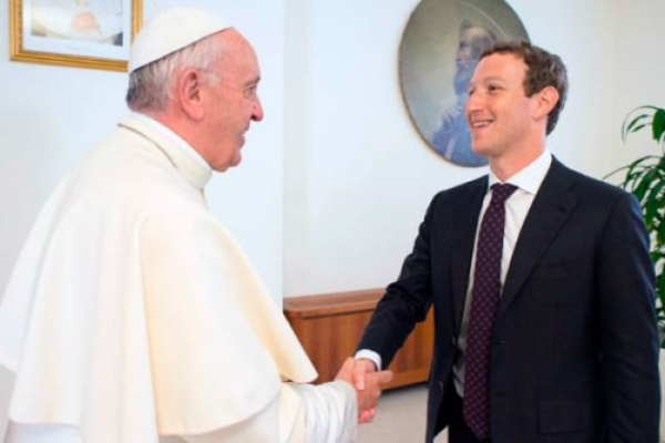 mark_zuckerberg_y_el_papa_francisco.png