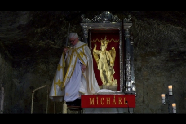 Espada de SanSan Miguel Arcángel Alzan en Italia la Espada de San Miguel Arcángel para defender al mundo ante la pandemia del coronavirus