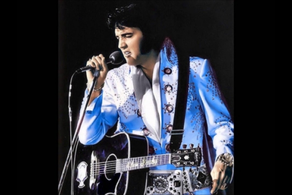 Elvis Presley cantándole a la Virgen y al Rosario