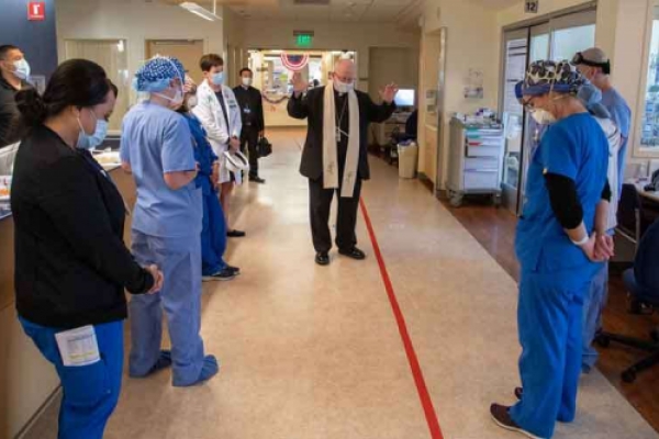 Coronavirus: Obispo visita hospital de California y bendice a pacientes y médicos