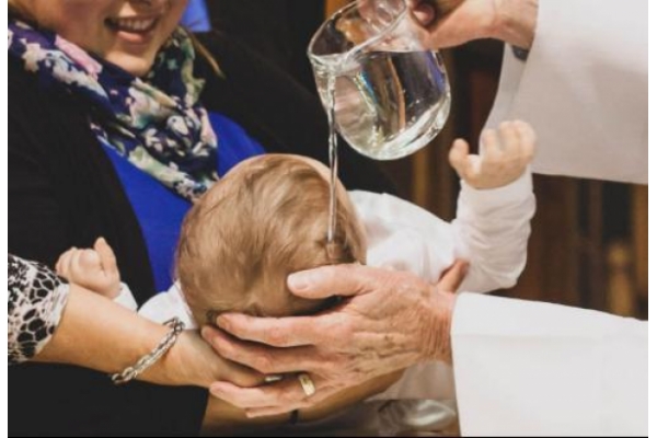 Obispo de Bilbao, España, bautiza niños que fueron salvados del aborto