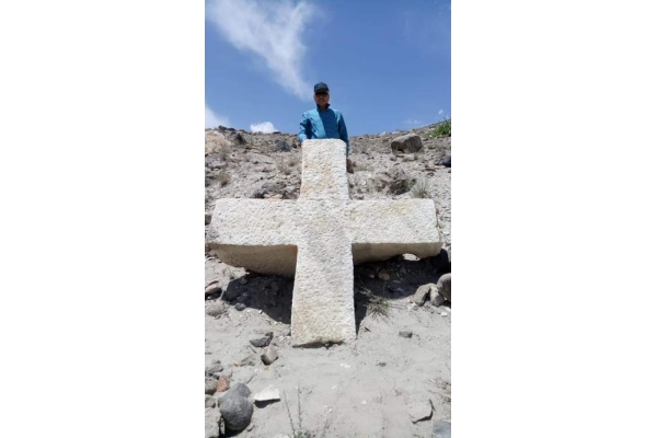 Descubren una enorme cruz de 1.200 años de antigüedad en Pakistán