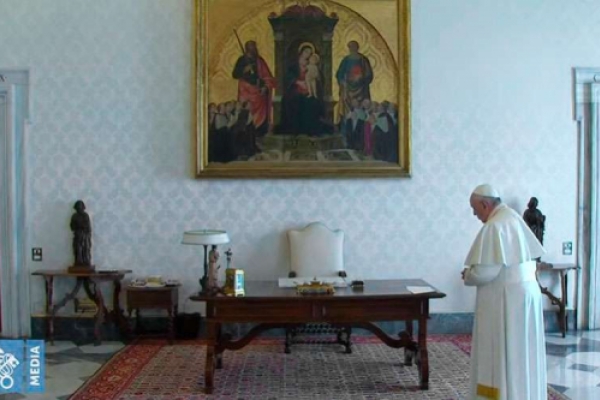 Papa Francisco reza el Padre Nuestro El Papa Francisco reza el Padre Nuestro por el fin del coronavirus