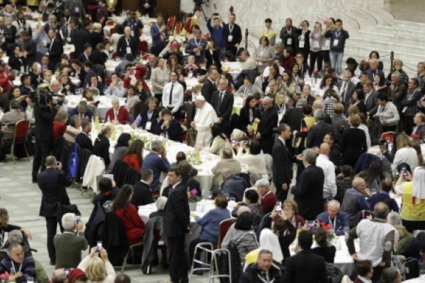 El Papa Francisco almorzó con 1.500 pobres en el Vaticano