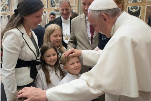 Papa Francisco invita a los europeos a promover la familia