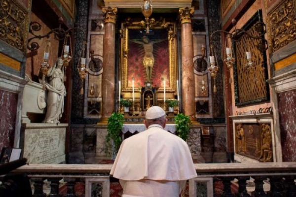 Papa Francisco eza ante el Cristo milagroso que salvó a Roma de la peste