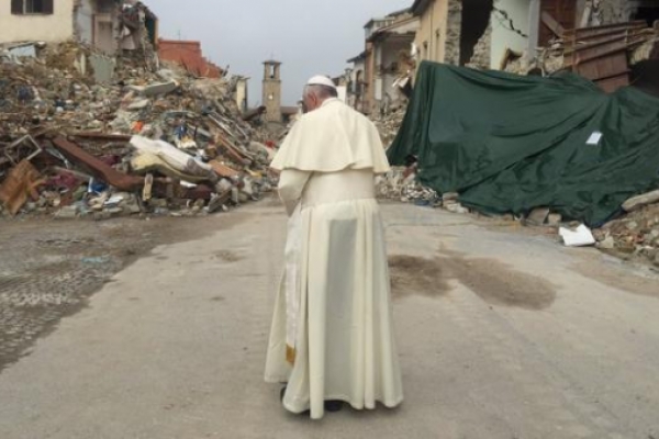 papa_francisco_visita_amatrice.jpg