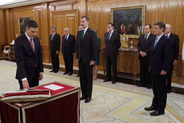 Pedro Sánchez promete su cargo ante el Rey y la Constitución, sin Biblia ni crucifijo Pedro Sánchez promete su cargo ante el Rey y la Constitución, sin Biblia ni crucifijo