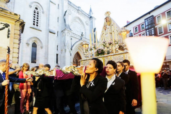 La Virgen de Begoña peregrina, con su nuevo manto, en la procesión de las antorchas