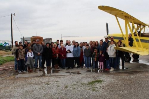 Un sacerdote bendice todo un pueblo haciendo rociar agua bendita con una avioneta