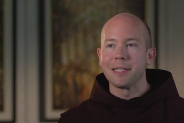 Sacerdote católico pro-LGBT denuncia a los críticos 