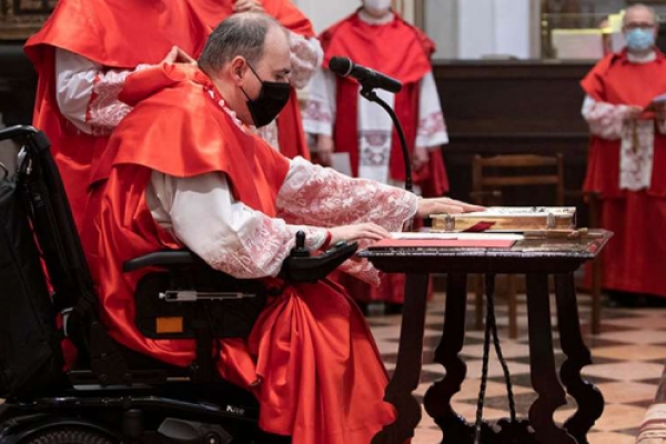 Sacerdote con enfermedad degenerativa