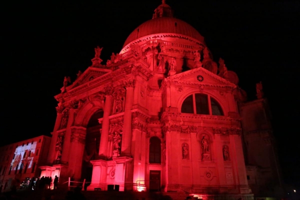 Venecia se ilumina de rojo en honor a los cristianos perseguidos